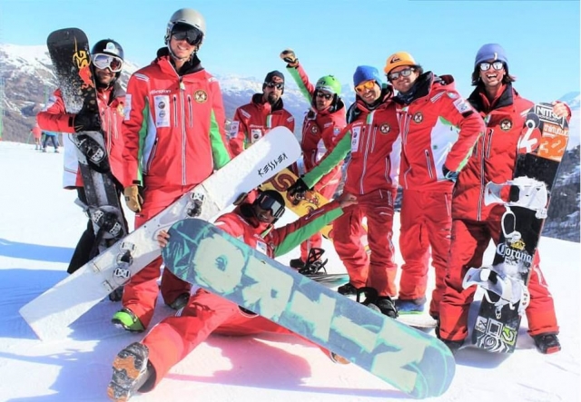  Snowboard instructors 